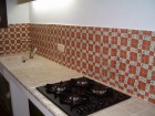 Azulejo 10x10 cuadricula con flor, encimera en 13x13 blanco sucio